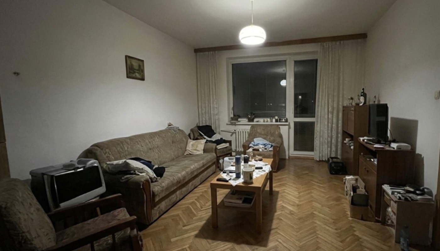 Obývací pokoj před přípravou k prodeji: tmavý, zabydlený, špatně nafocený